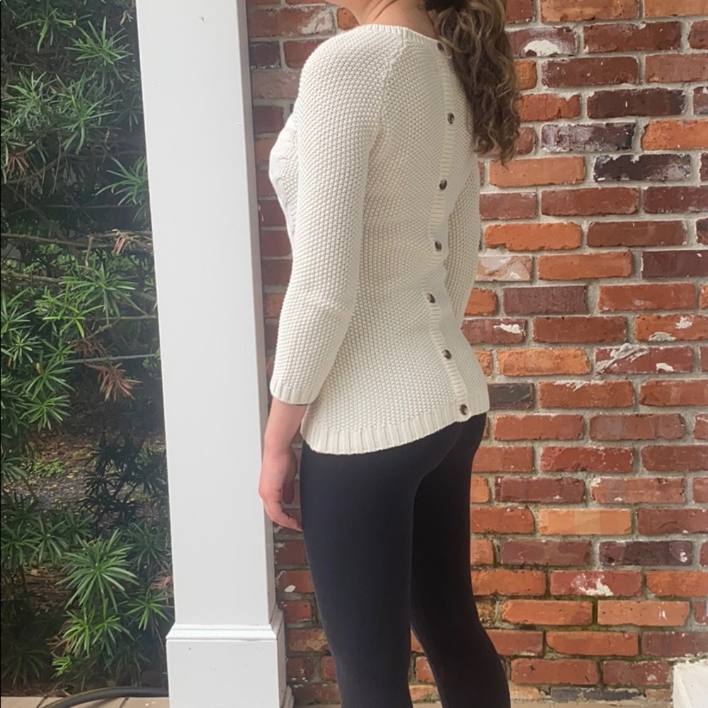 Super flattering sweater!!